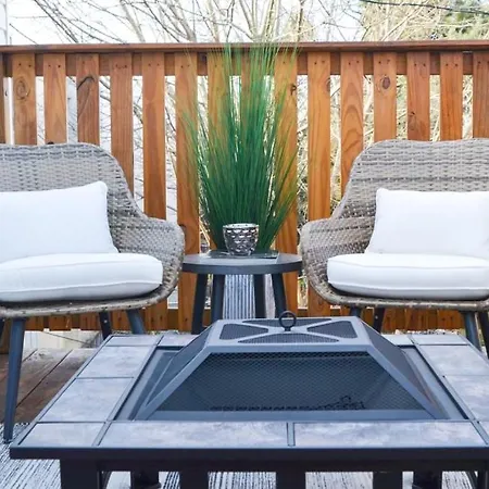 Beautiful 2 Bedroom 1 Bathroom Apartment With Patio And Deck-2