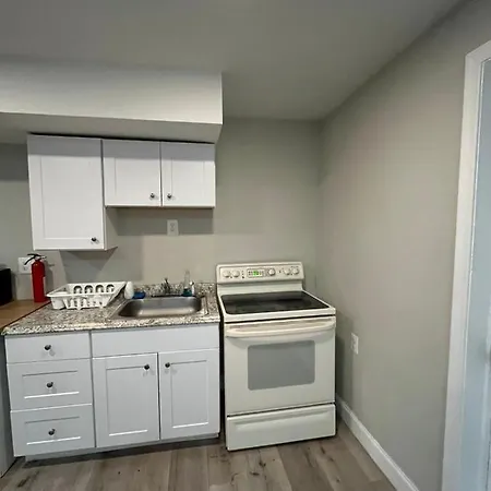 Entire House With 3 Bedrooms Near Train Station-2