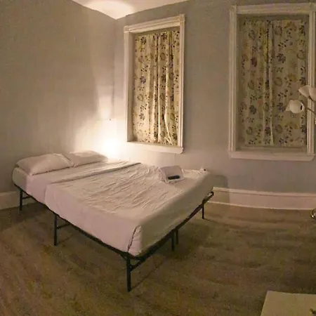 Pet Friendly Budget Apartment Near Roosevelt Boulevard-3