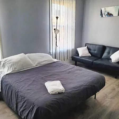 1 Bdrm Apartment With 2 Queen Beds & Small Kitchenette-3