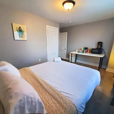 3 Bedroom Pet Friendly Unit With Small Kitchenette-3