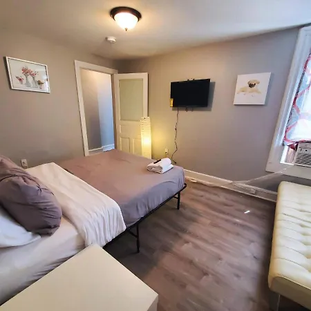 3 Bedroom Pet Friendly Unit With Small Kitchenette-2