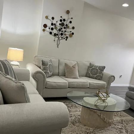 Cozy Home Located In A Prime Area.-2