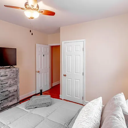 Furnished Private Room With All Amenities!-2