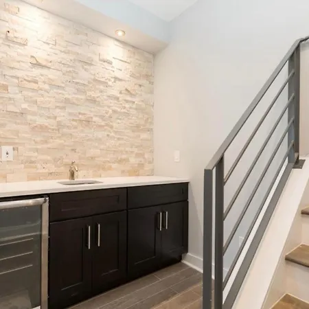 -Penthouse Suite- Artsy Hidden Gem Ll -Free Parking--3