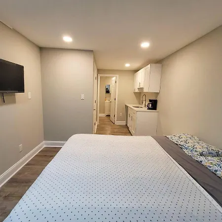 First Floor Studio 6 Mins From Downtown-3
