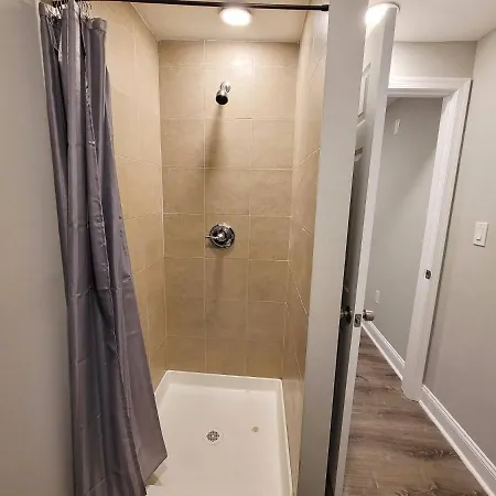 First Floor Studio 6 Mins From Downtown-2