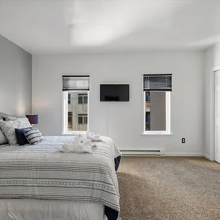 Massive Private Townhouse 2 Mins From Everything!-3