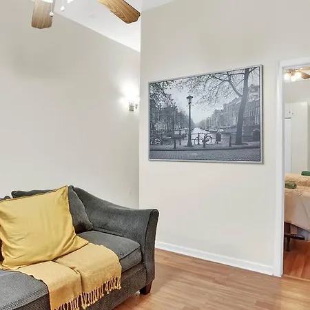 A Spacious Lovely 2 Bedroom Flat With Private Yard-2