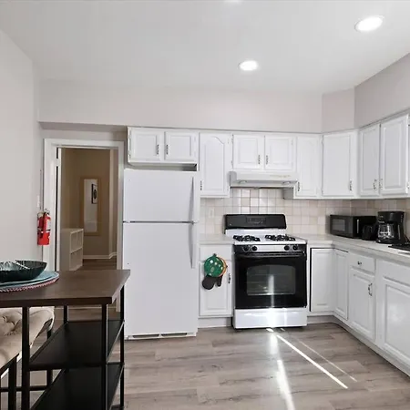 Wonderful 2-Br Apartment Near Metro, Shops & Stadiums-3