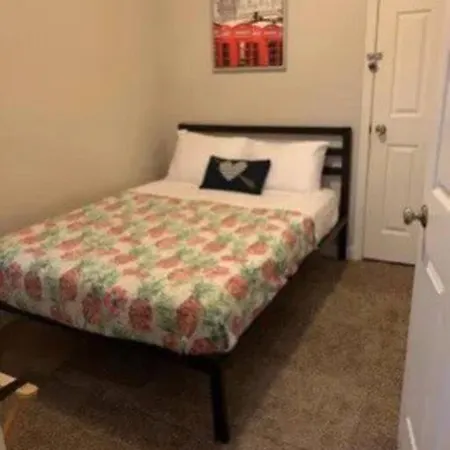Spacious 2Bed/1 Bath --2