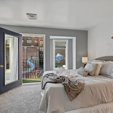 Massive Private Townhouse 2 Mins From Everything!-2