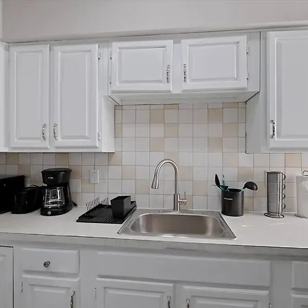 Wonderful 2-Br Apartment Near Metro, Shops & Stadiums-2