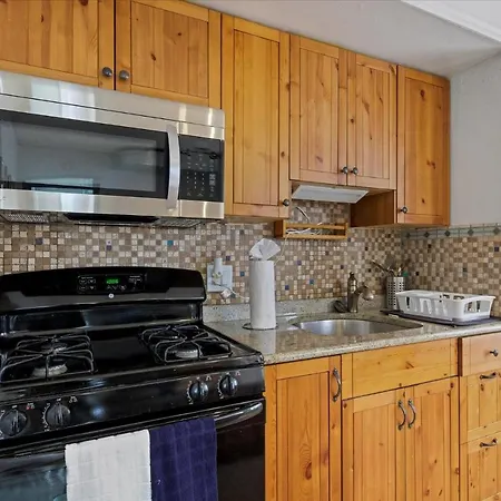 Vibrant Apartment In An Area Filled With Great Places To Eat & Visit-2
