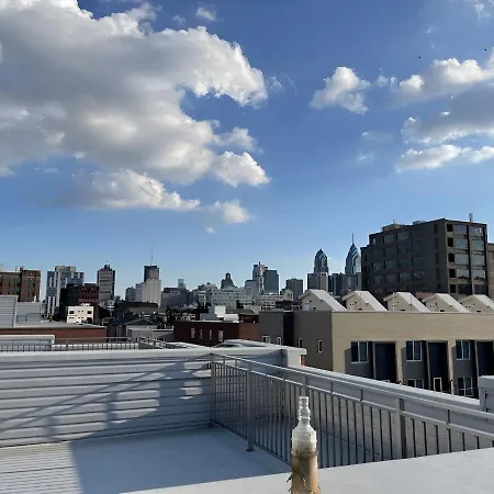 Beautiful 2 Bedroom Townhouse W/ Center City Skyline View-2