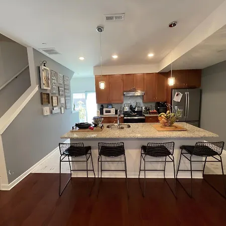 Beautiful 2 Bedroom Townhouse W/ Center City Skyline View-3