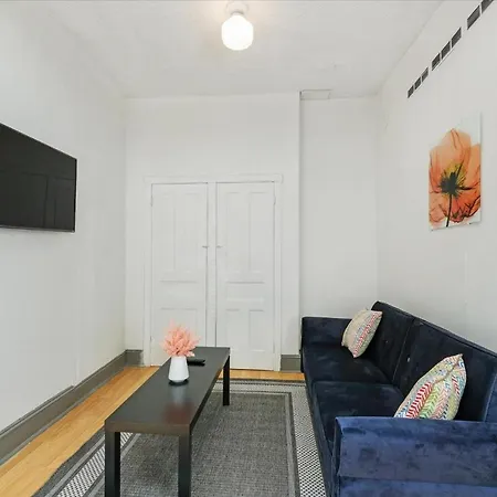 Vibrant Apartment In An Area Filled With Great Places To Eat & Visit-3