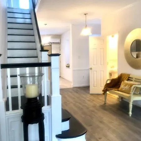 2Bd Spacious S. Philly Row-House, Wi-Fi & 1.5 Bath-3