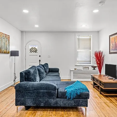 Entire Renovated Home - Free Private Parking-3