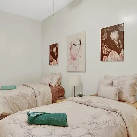 A Spacious Lovely 2 Bedroom Flat With Private Yard-3