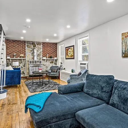 Entire Renovated Home - Free Private Parking-2