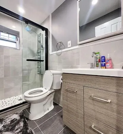 Renovated Private 1B/1B W/ Kitchen-2