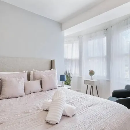 Center City Stylish Studio Mins From Everything-2