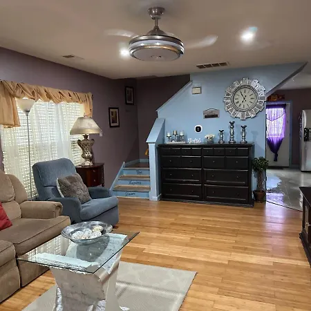 Colorful 3 bedrooms twin home near Center-2