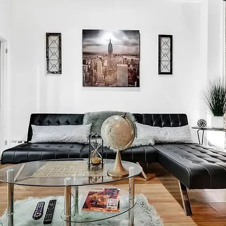 Center City Stylish Studio Mins From Everything-3