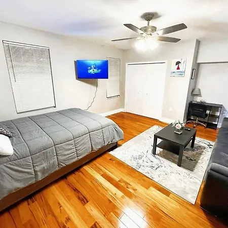 Renovated Private 1B/1B W/ Kitchen-3