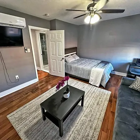 Renovated Private 1B/1B W/ Kitchen-2