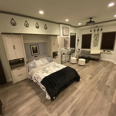 Art Deco Studio W/ Full Kitchen + 60” Tv+Fast Wifi-3