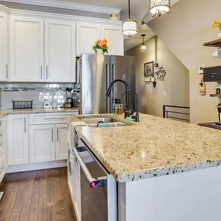 Cozy Philadelphia Rental Steps To Subway Station!-2