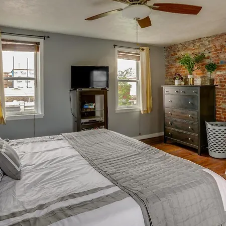 Bright Philadelphia Townhome With Private Patio!-3