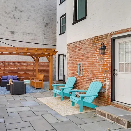 Chic Philadelphia Townhome In University City!-3