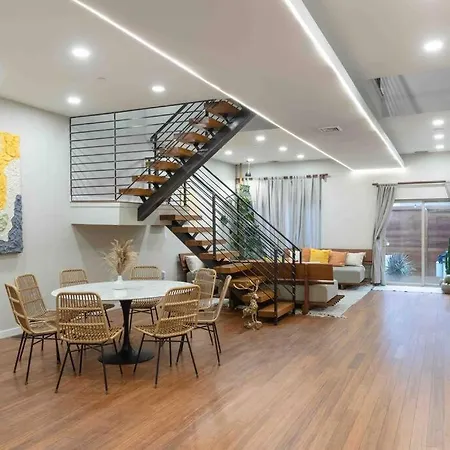 Modern Home In Heart Of Fish-Town W/Private Yard-2