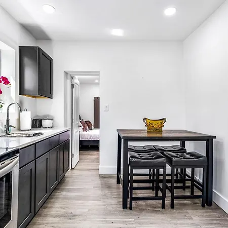 Stunning Tacony 2Bd - Private Parking-2