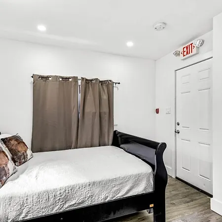Stunning Tacony 2Bd - Private Parking-3