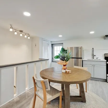 King Suite Luxurious, Modern Couple Retreat-2