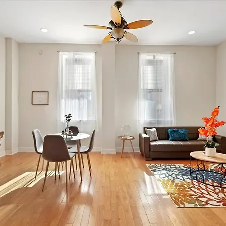 2 Bdrm Mint Apt Superb Location W Pool Access-3