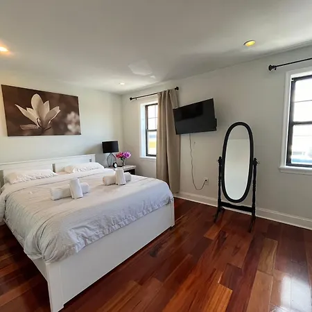Modern Cozy Unit Near Geno's&Pat's-2