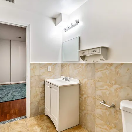 Lovely 2Bd Apt Steps From The Convention Center-2