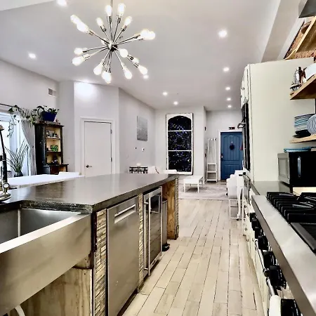 Spacious Oasis - Parking, Private Patio & Roofdeck-3