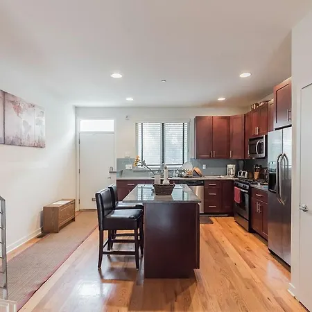 Townhouse - 5 Mins Center City -Convention Center-2