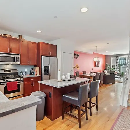 Townhouse - 5 Mins Center City -Convention Center-3