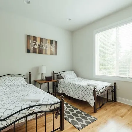 Luxury 3 Bed Near Penn / Chop With Skyline View!-2