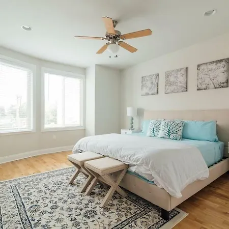 Luxury 3 Bed Near Penn / Chop With Skyline View!-3