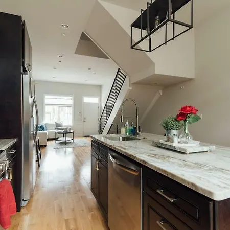 Luxury 3 Bed Near Penn / Chop With Skyline View!-3