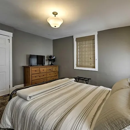 Trinity Home In Center City With Free Parking!-3