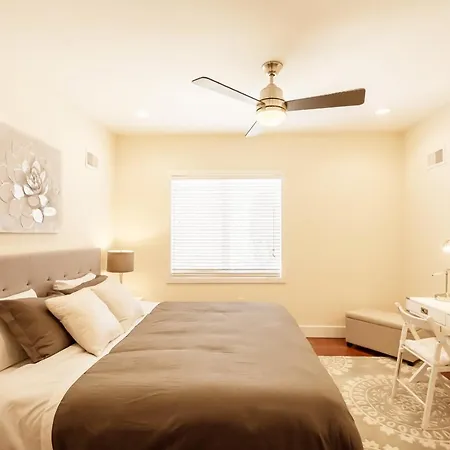 Stylish 4 Bedroom Townhome With Jacuzzi-3
